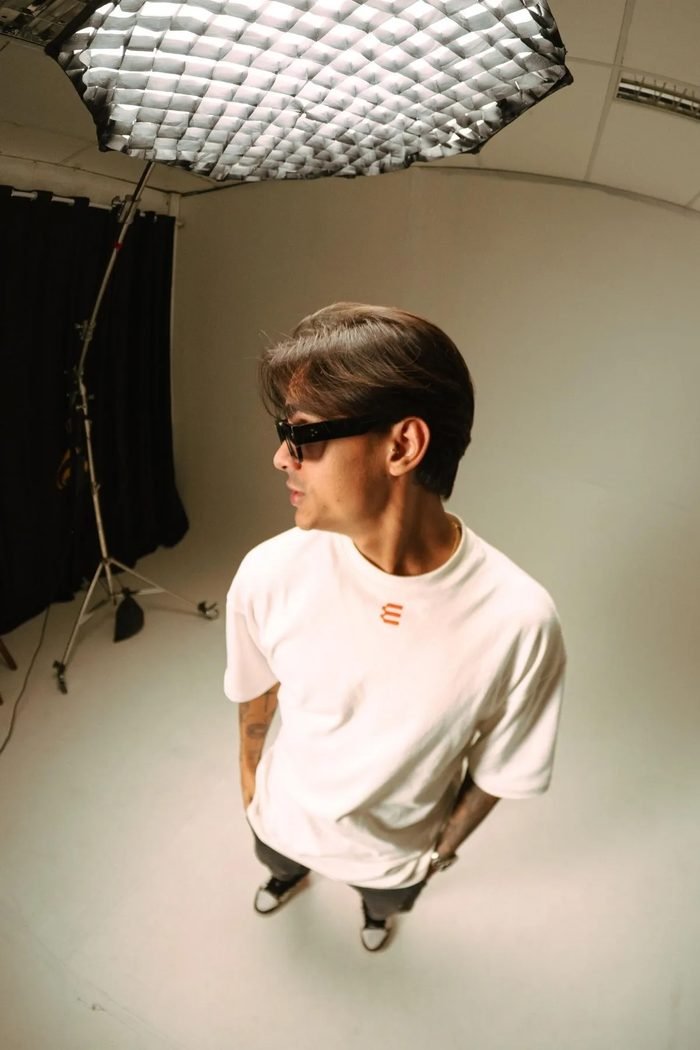 Vinícius, fundador da Eleve, em estúdio fotográfico